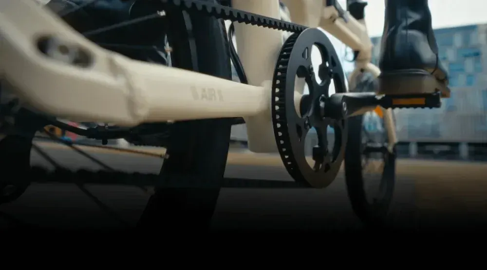 ADO AIR 20 IPS color display showing speed and battery, handlebar close-up