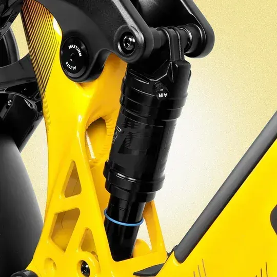 Close-up of the Cyrusher Kommoda Pro's 250W rear hub motor and hydraulic disc brake rotor.