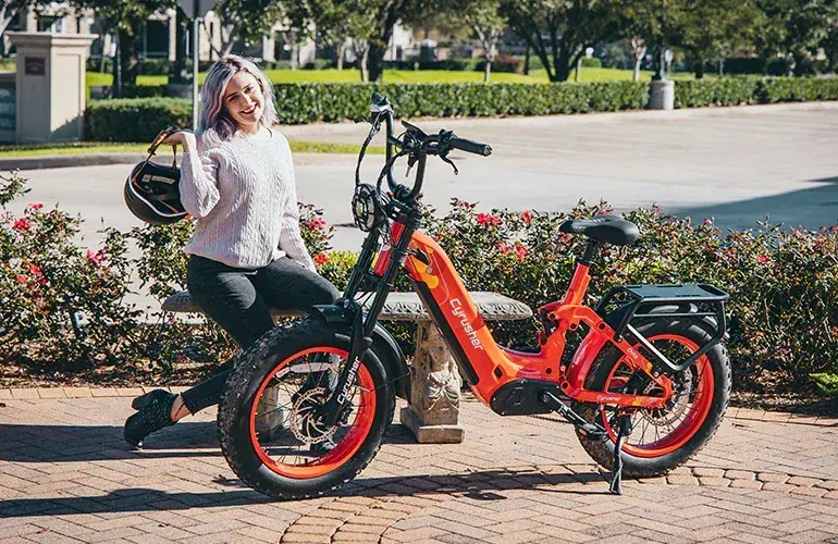 Cyrusher Ovia with its 52V 17Ah battery mounted on the downtube.