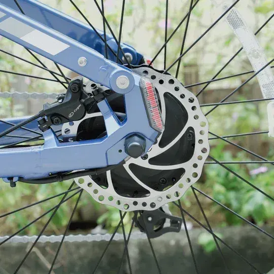 Cyrusher Rover's 26x4.0 puncture-resistant fat tire on rocky terrain