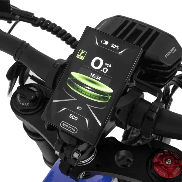 Cyrusher Trident display showing speed and battery level.