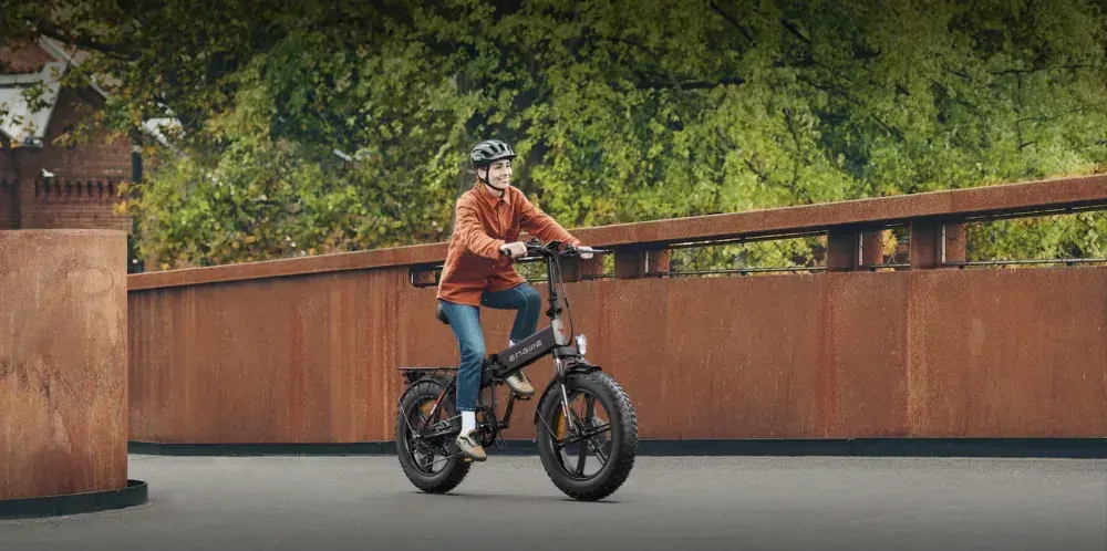 Engwe EP-2 Pro's LCD display showing speed, battery, and mileage while riding