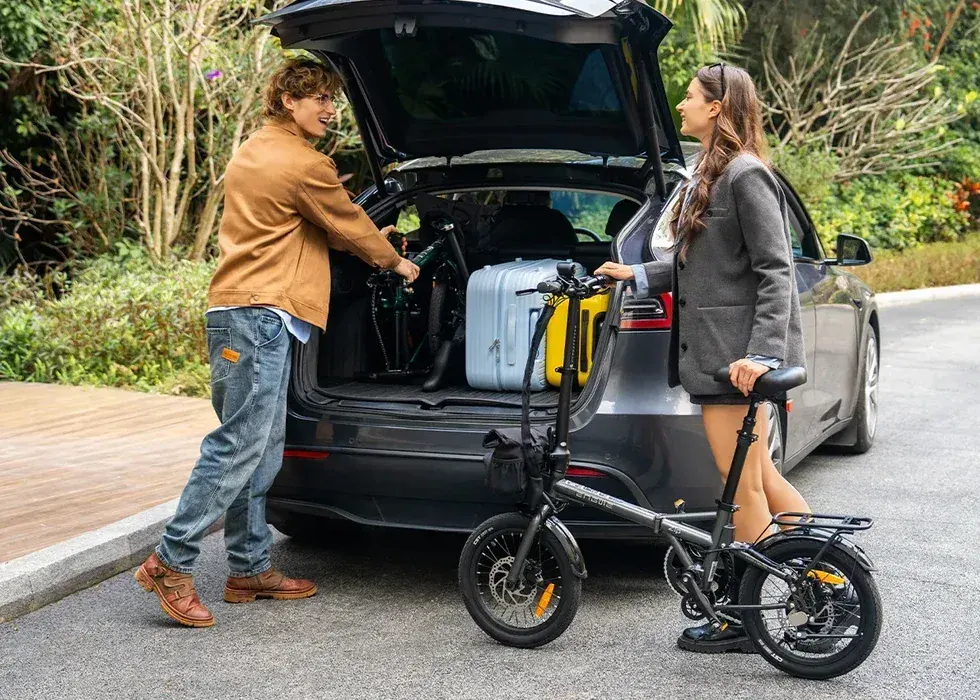 Engwe Zip folded compactly, triple folding frame for easy storage.