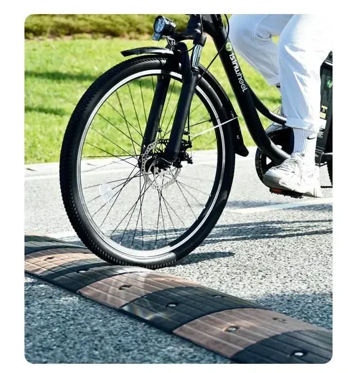 isinwheel U2 rider commuting on city street with rear carrier