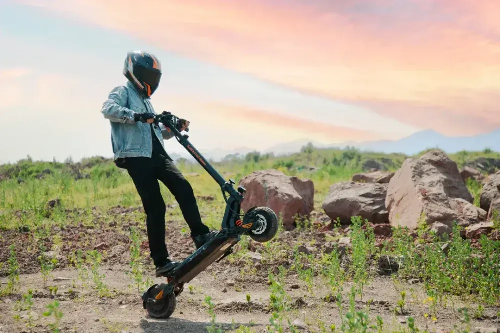 Kukirin G2 Master LED display and handlebar controls showing speed and battery level