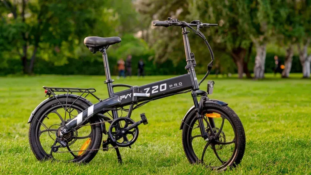 Close-up of PVY Z20 PRO 250W motor hub on rear wheel, orange frame detail