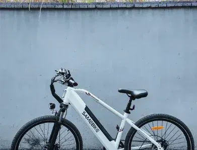Close-up of Samebike RS-A01MEN 250W motor integrated into rear wheel hub, with disc brake rotor visible.