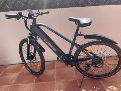 Samebike RS-A01MEN hidden 36V 15Ah battery integrated into downtube, with charging port accessible.