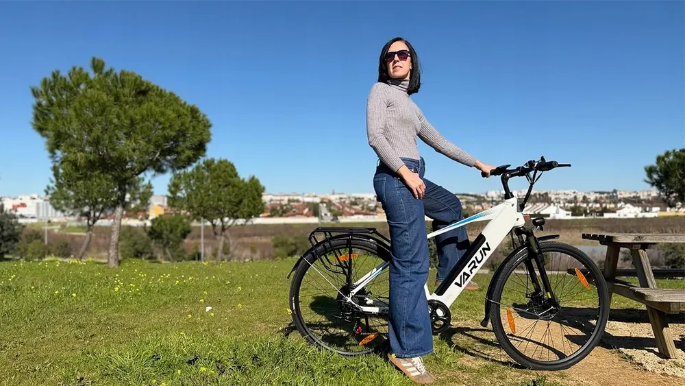 Close-up of 28-inch wheel on Varun S700-1 white electric bicycle