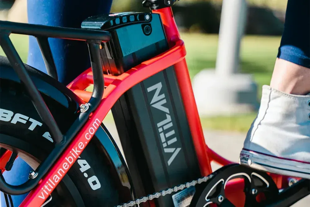 Vitilan U7 LCD display showing speed and battery level, with twist grip throttle and electric horn on handlebar.